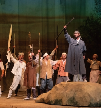 단련된 무대극으로 성장하는 민중의 역사 섬네일 파일